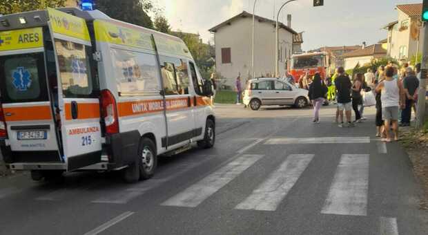 Fabrica di Roma, auto contro moto, due feriti