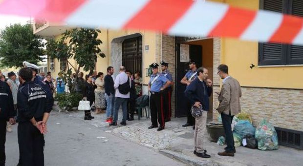 Napoli, donna trovata morta in casa: era legata e imbavagliata. Caccia al killer