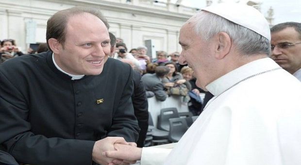 Sacerdote esorcista stuprava le "possedute", cacciato dal Vaticano