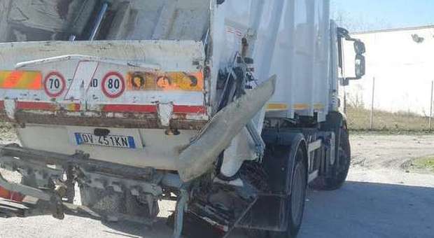 Furgone tampona camion dei rifiuti: un ferito