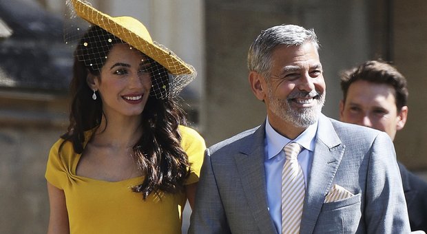 George Clooney e Amal bloccati 10 minuti dalla polizia per accedere alla festa reale