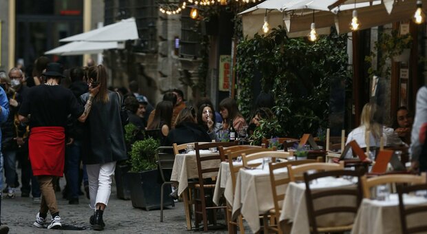 Voglia di ripartenza, con la zona gialla a Roma e Milano è scattata la corsa a bar e ristoranti