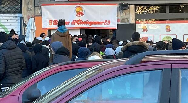 Panini gratis, a Ostiense centinaia di ragazzi in fila per gli hamburger di Cicciogamer89