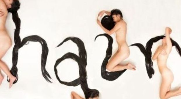 Hair Alphabet, un corpo scultoreo e capelli di rara bellezza per il progetto artistico di ​Shurong Diao