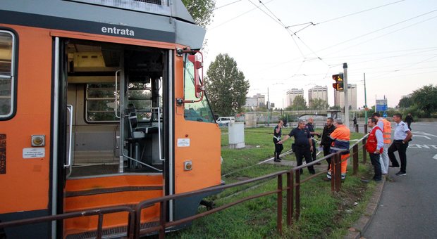 Uomo investito e ucciso da un tram: era steso sui binari