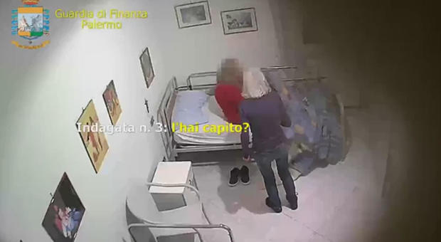 Palermo, casa di riposo lager sequestrata: 6 donne arrestate. Anziani picchiati: «Se ti muovi ti rompo una gamba»