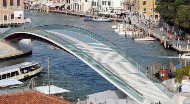Ponte di Calatrava a Venezia: la Procura chiede 3,8 milioni di danni all'archistar