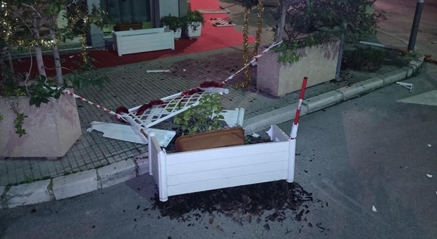 Torna l'incubo dei vandali ad Ancona: l'esterno del bar devastato nella notte. La denuncia via social