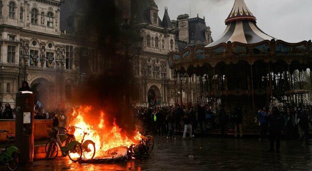 Francia, scontri a Parigi dopo l'ok alla riforma delle pensioni: vetrine spaccate e cariche della polizia