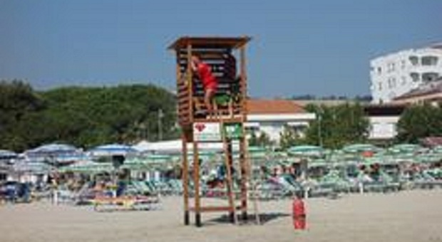 Bagnini sulle spiagge a maggio, il monito del prefetto: «Servizio attivo per le Frecce Tricolori»