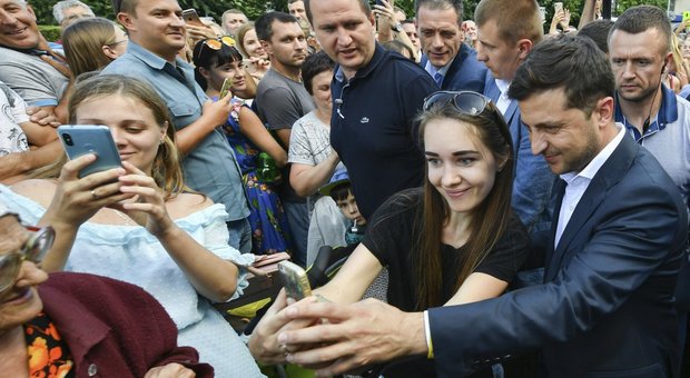 Selfie con i fan per il presidente ucraino Zelensky