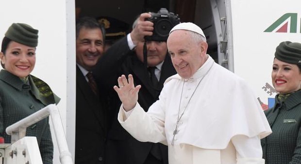 Voli papali insostenibili per tv e giornali latinoamericani, costi esagerati e fioccano le lamentele