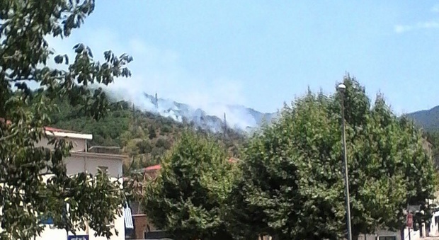 Fiamme sulle colline di Nocera Superiore Ennesimo incendio sulla «Citola»