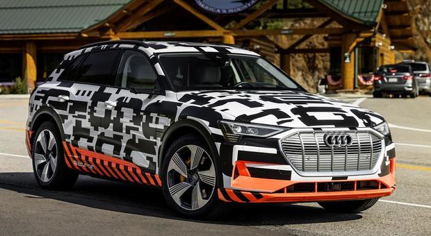 L'Audi e-tron camuffata durante i test su strada