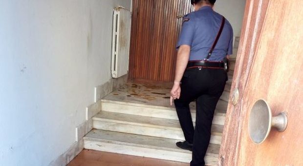 Blitz antidroga, i carabinieri trovano una casa da incubo: in famiglia anche una minore