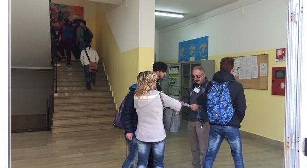 L'ingresso degli studenti nell'istituto di via San Leucio