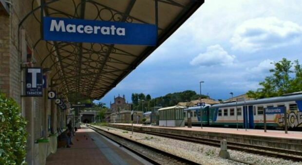 Ragazzina si stende sui binari, il macchinista aziona il freno: scoppia il panico in stazione a Macerata