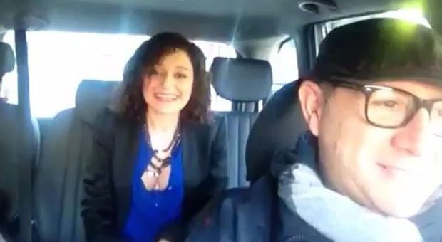 Duca 40, il tassista che fa cantare i clienti e diventa un fenomeno su youtube
