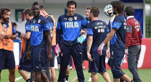 Italia, Prandelli divide la squadra in gruppi e lavora sul possesso palla