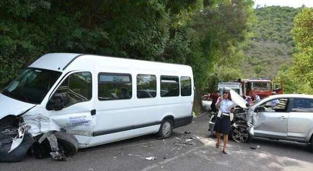 Incidente tra un pullmino di turisti e auto: quindici feriti, sul posto ambulanze di Rieti Vedi le foto dell'incidente