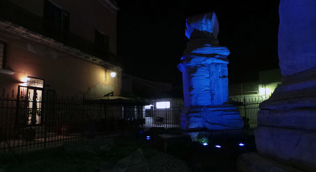 La colonna terminale della via Appia illuminata di blu