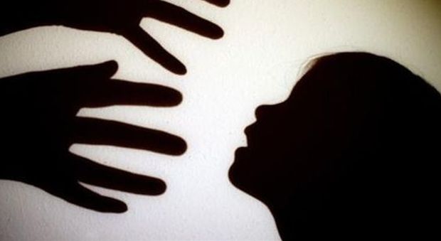 Abusi sul ragazzino che ospitava: medico pedofilo condannato a 9 anni