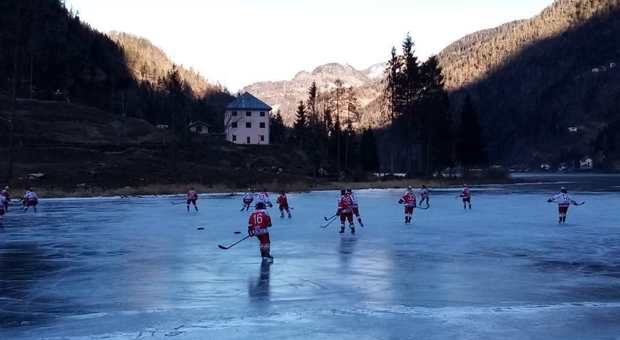 Allenamento di Hockey sul lago di Alleghe
