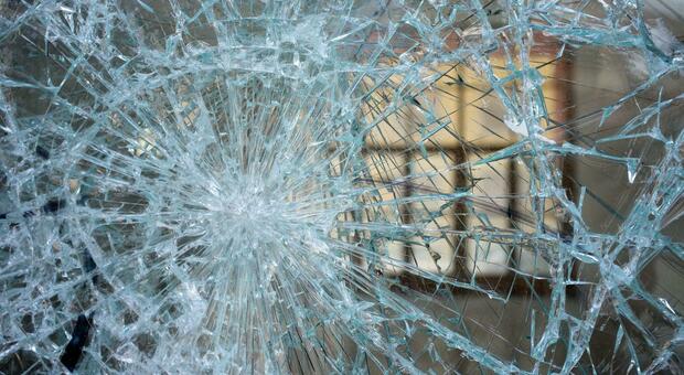 Infrange la vetrina della bigiotteria, arrestato ladro 57enne napoletano