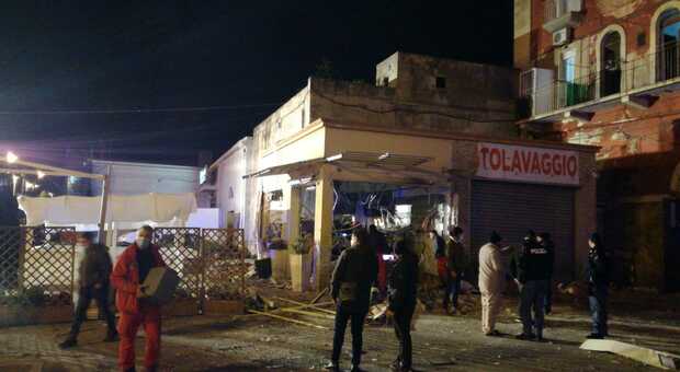 Taranto, esplosione devasta un bar: investigatori al lavoro. Si teme l'attentato