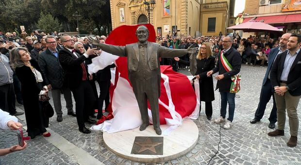 Pesaro celebra Pavarotti, inaugurata la statua di big Luciano con la moglie Nicoletta e due figlie