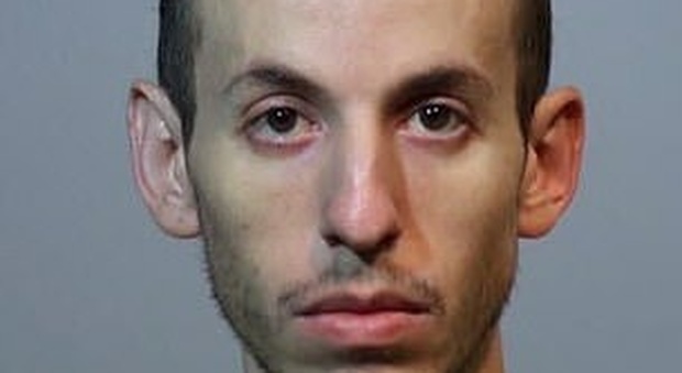 immagine Uccide i genitori e il fratello per soldi