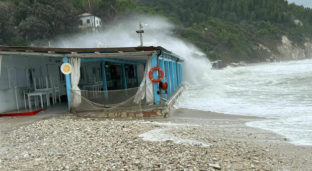 Violenta mareggiata a Portonovo, spiaggia divorata dalle onde. Raffiche di vento fino a 97Km/h