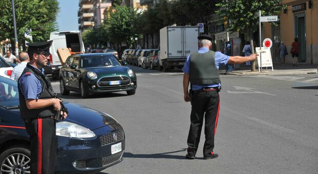 Roma, i ladri gli rubano la macchina: lui li rintraccia e li accoltella. Arrestato 61enne