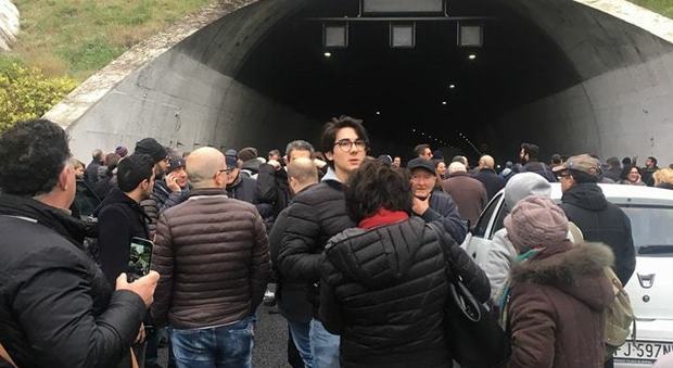 Panico sulla Tangenziale di Napoli: auto in fiamme sotto la galleria, traffico in tilt