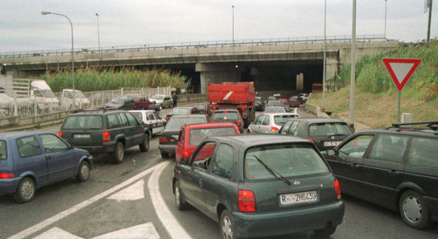 Roma, schianto tra 3 auto sul Gra: traffico in tilt tra Casilina e Pontina