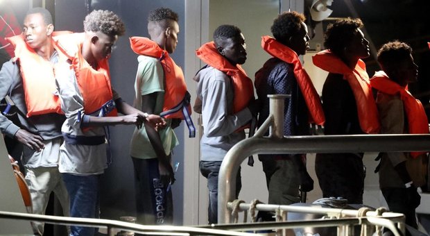 Migranti, il Viminale esulta: Francia stoppata in Ue, i porti di sbarco devono ruotare