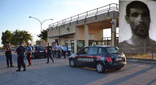 Velletri, fugge in manette davanti all'ingresso del carcere: si costituisce dopo 3 giorni di fuga