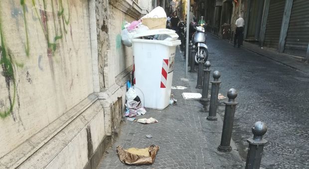 Raccolta (in)differenziata in via Nicotera, a Napoli