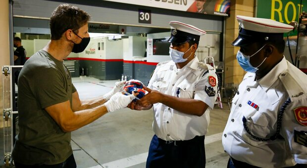 Formula 1, Grosjean torna al paddock in Bahrain: applausi e abbracci di tecnici e commissari. Tempi lunghi indagine