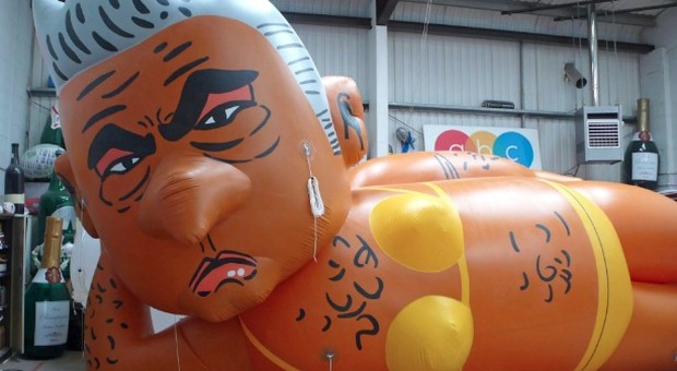 Londra, pallone gigante con le sembianze del sindaco in bikini sorvolerà la città