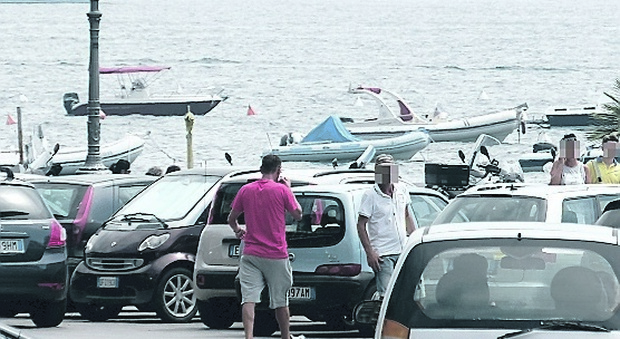 Napoli, parcheggiatori abusivi estorsori: 10 euro a Posillipo per andare a mare