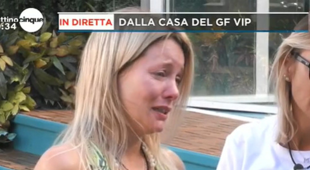 Gf Vip, Flavia Vento in lacrime per i suoi cani: «Non li ho mia lasciati da soli, a mia madre non frega niente»