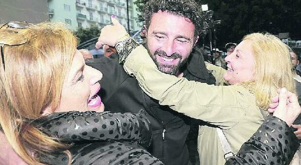 Giuseppe Lanzara festeggia dopo l'elezione a sindaco di Pontecagnano