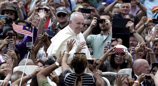 Il Papa agli Youtubers: «Mai pensato di smettere». In Vaticano George Clooney e Richard Gere