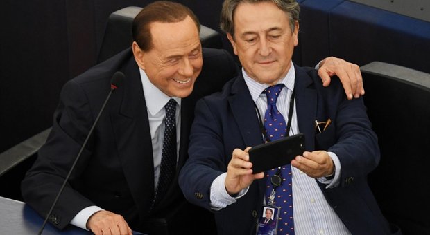 immagine Silvio Berlusconi, selfie e autografi all'Europarlamento