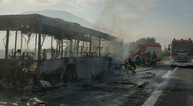 Caserta, autobus prende fuoco sull'autostrada A1