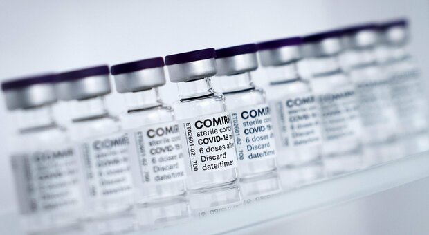 Vaccini, l'allarme di Fontana: «Poche dosi. Pronti a sospendere le prenotazioni»