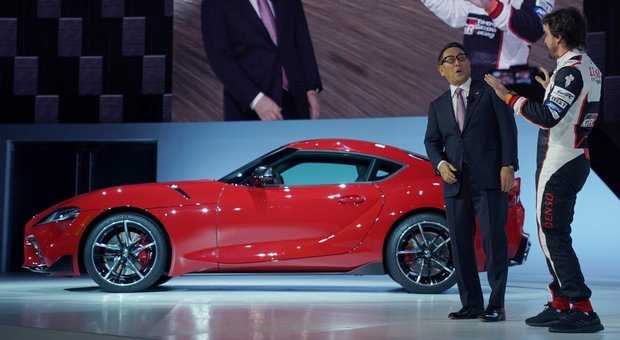 Fernando Alonso scherza con il presidente della Toyota Akio Toyoda durante la presentazione della nuova Supra