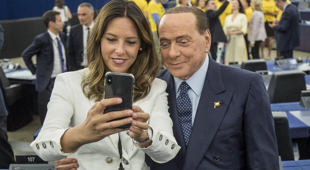 Silvio "Superstar" Berlusconi, caccia al selfie tra gli europarlamentari