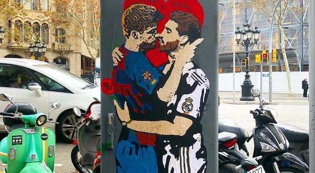 Barcellona-Real Madrid, spunta un "bacio" in città tra Piqué e Ramos
